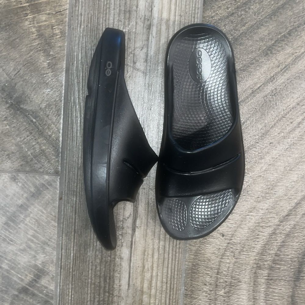 Oofos black flex unisex slides